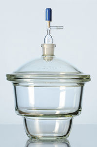 Laboratory desiccator for moisture-sensitive sample storage